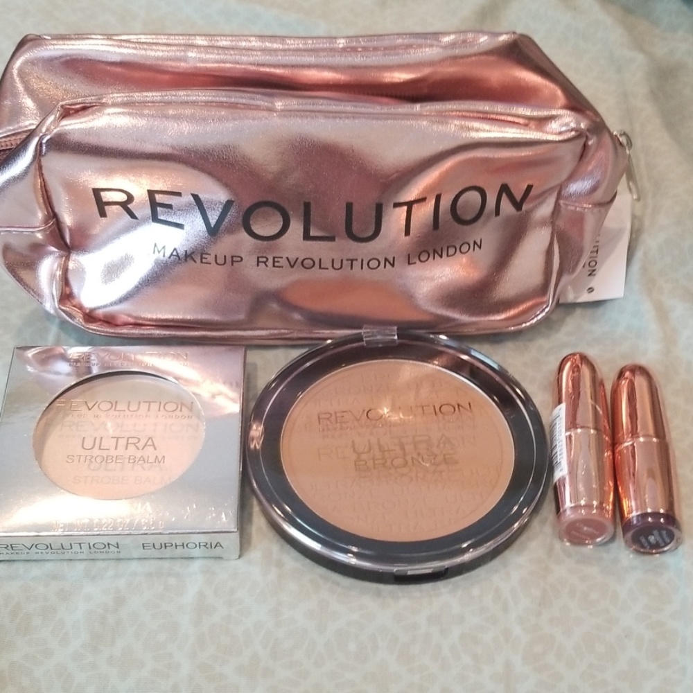 Makeup revolution gift bag w products